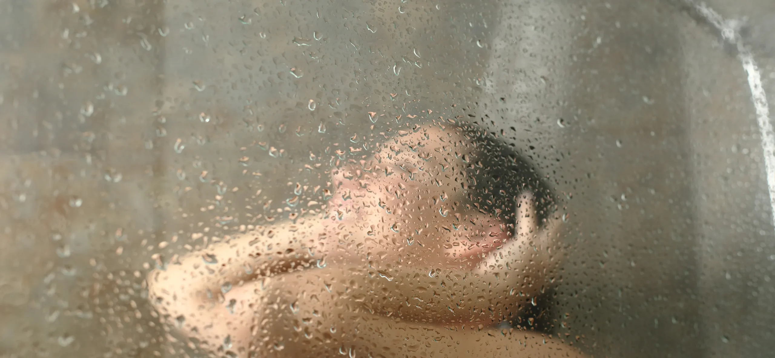 Mamparas de baño en Mallorca MC | mujer en ducha tras mampara